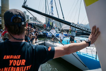 Ambiance avant départ sur le village de la Course des Caps Boulogne sur Mer Banque Populaire du Nord 2025.