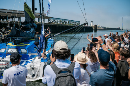 Ambiance avant départ sur le village de la Course des Caps Boulogne sur Mer Banque Populaire du Nord 2025.