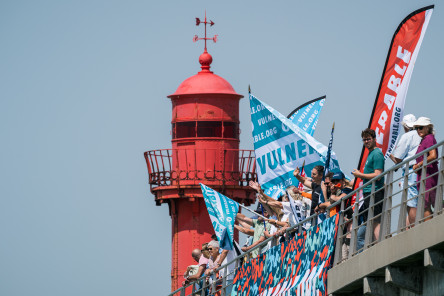 Ambiance avant départ sur le village de la Course des Caps Boulogne sur Mer Banque Populaire du Nord 2025.