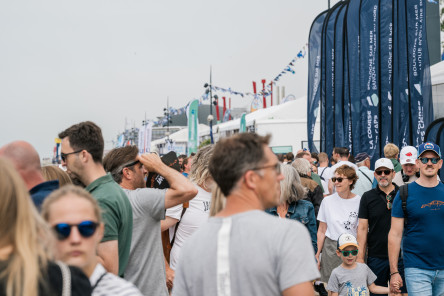 Ambiance avant départ sur le village de la Course des Caps Boulogne sur Mer Banque Populaire du Nord 2025.