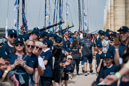 Ambiance avant départ sur le village de la Course des Caps Boulogne sur Mer Banque Populaire du Nord 2025.