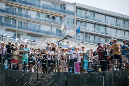 Ambiance avant départ sur le village de la Course des Caps Boulogne sur Mer Banque Populaire du Nord 2025.