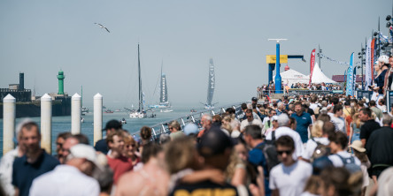 Ambiance avant départ sur le village de la Course des Caps Boulogne sur Mer Banque Populaire du Nord 2025.