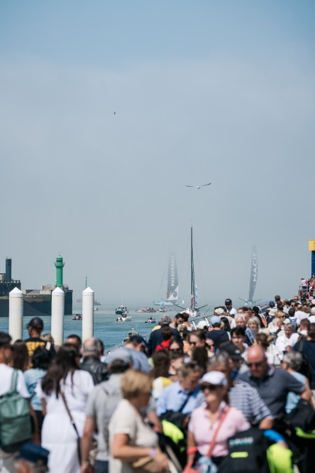 Ambiance avant départ sur le village de la Course des Caps Boulogne sur Mer Banque Populaire du Nord 2025.