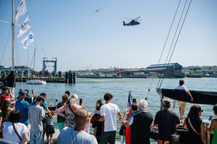 Démonstration de la SNSM et de la Marine Nationale sur des opérations d'Hélitreuillage sur le village de la Course des Caps Boulogne sur Mer Banque Populaire du Nord 2025.