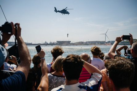 Démonstration de la SNSM et de la Marine Nationale sur des opérations d'Hélitreuillage sur le village de la Course des Caps Boulogne sur Mer Banque Populaire du Nord 2025.