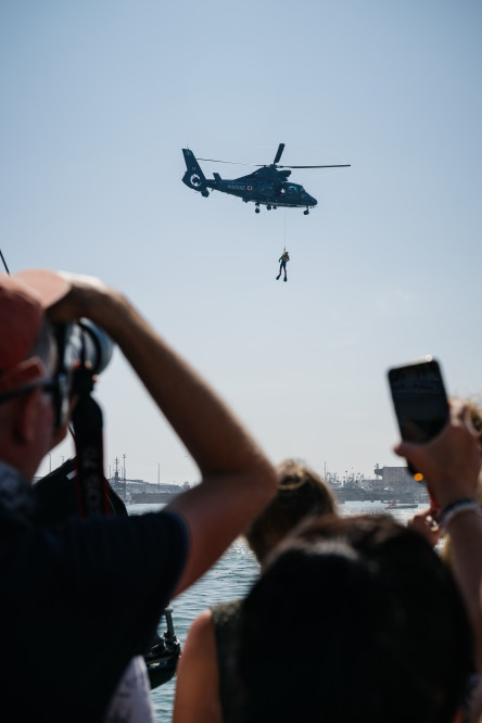 Démonstration de la SNSM et de la Marine Nationale sur des opérations d'Hélitreuillage sur le village de la Course des Caps Boulogne sur Mer Banque Populaire du Nord 2025.