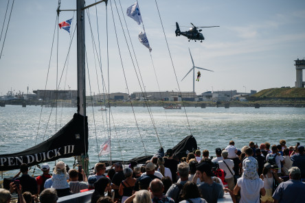 Démonstration de la SNSM et de la Marine Nationale sur des opérations d'Hélitreuillage sur le village de la Course des Caps Boulogne sur Mer Banque Populaire du Nord 2025.