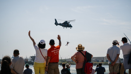 Démonstration de la SNSM et de la Marine Nationale sur des opérations d'Hélitreuillage sur le village de la Course des Caps Boulogne sur Mer Banque Populaire du Nord 2025.