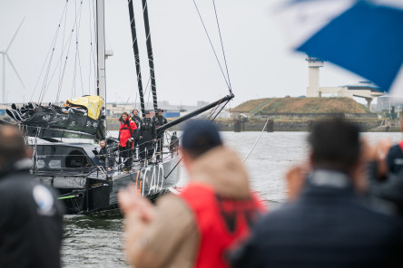 Arrivée de l'IMOCA 4Cad La Mie Câline, huitième de la Course des Caps Boulogne sur Mer Banque Populaire du Nord 2025.