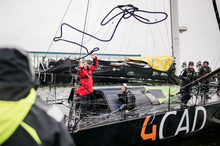 Arrivée de l'IMOCA 4Cad La Mie Câline, huitième de la Course des Caps Boulogne sur Mer Banque Populaire du Nord 2025.