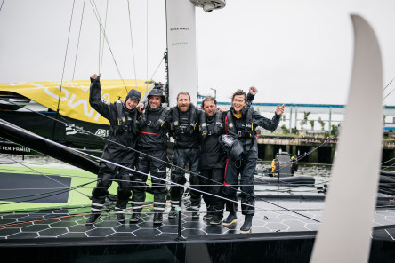 Arrivée de l'IMOCA 4Cad La Mie Câline, huitième de la Course des Caps Boulogne sur Mer Banque Populaire du Nord 2025.