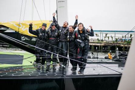 Arrivée de l'IMOCA 4Cad La Mie Câline, huitième de la Course des Caps Boulogne sur Mer Banque Populaire du Nord 2025.