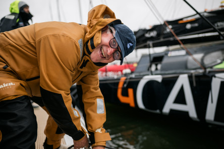 Arrivée de l'IMOCA 4Cad La Mie Câline, huitième de la Course des Caps Boulogne sur Mer Banque Populaire du Nord 2025.