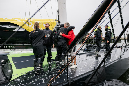 Arrivée de l'IMOCA 4Cad La Mie Câline, huitième de la Course des Caps Boulogne sur Mer Banque Populaire du Nord 2025.