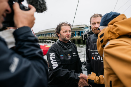 Arrivée de l'IMOCA 4Cad La Mie Câline, huitième de la Course des Caps Boulogne sur Mer Banque Populaire du Nord 2025.