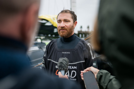 Arrivée de l'IMOCA 4Cad La Mie Câline, huitième de la Course des Caps Boulogne sur Mer Banque Populaire du Nord 2025.