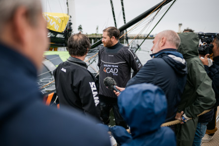 Arrivée de l'IMOCA 4Cad La Mie Câline, huitième de la Course des Caps Boulogne sur Mer Banque Populaire du Nord 2025.