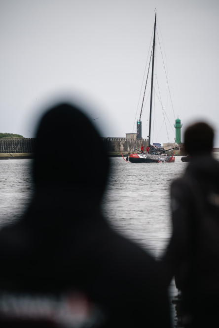 Arrivée de l'IMOCA Charal, cinquième de la Course des Caps Boulogne sur Mer Banque Populaire du Nord 2025.
