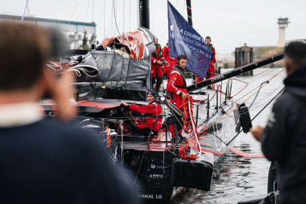 Arrivée de l'IMOCA Charal, cinquième de la Course des Caps Boulogne sur Mer Banque Populaire du Nord 2025.