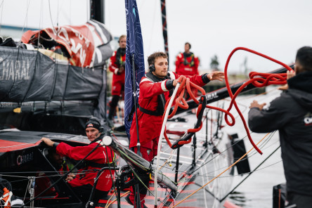 Arrivée de l'IMOCA Charal, cinquième de la Course des Caps Boulogne sur Mer Banque Populaire du Nord 2025.