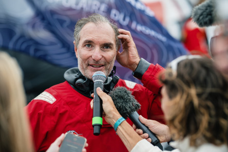 Arrivée de l'IMOCA Charal, cinquième de la Course des Caps Boulogne sur Mer Banque Populaire du Nord 2025.