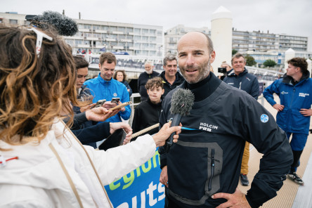 Arrivée du troisième IMOCA, Holcim PRB, troisième de la Course des Caps Boulogne sur Mer Banque Populaire du Nord 2025.