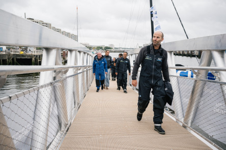 Arrivée du troisième IMOCA, Holcim PRB, troisième de la Course des Caps Boulogne sur Mer Banque Populaire du Nord 2025.