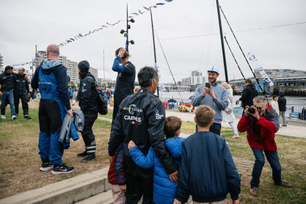 Arrivée du troisième IMOCA, Holcim PRB, troisième de la Course des Caps Boulogne sur Mer Banque Populaire du Nord 2025.