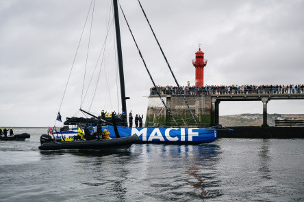 Arrivée du premier IMOCA, MACIF Prévoyance, grand gagnant de la Course des Caps Boulogne sur Mer Banque Populaire du Nord 2025.