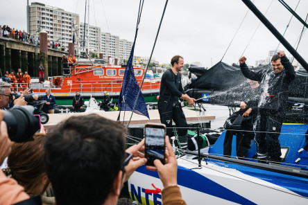 Arrivée du premier IMOCA, MACIF Prévoyance, grand gagnant de la Course des Caps Boulogne sur Mer Banque Populaire du Nord 2025.