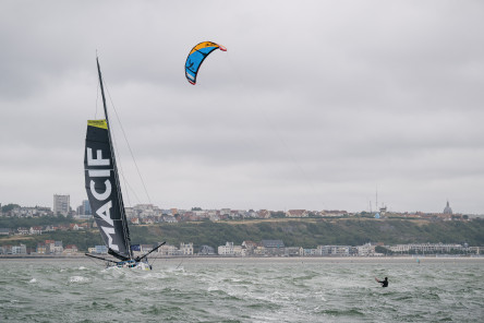 Arrivée du premier IMOCA, MACIF Prévoyance, grand gagnant de la Course des Caps Boulogne sur Mer Banque Populaire du Nord 2025.