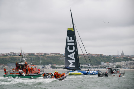 Arrivée du premier IMOCA, MACIF Prévoyance, grand gagnant de la Course des Caps Boulogne sur Mer Banque Populaire du Nord 2025.