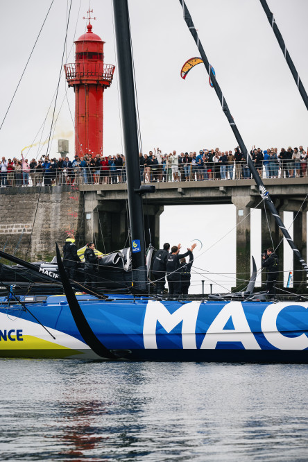 Arrivée du premier IMOCA, MACIF Prévoyance, grand gagnant de la Course des Caps Boulogne sur Mer Banque Populaire du Nord 2025.