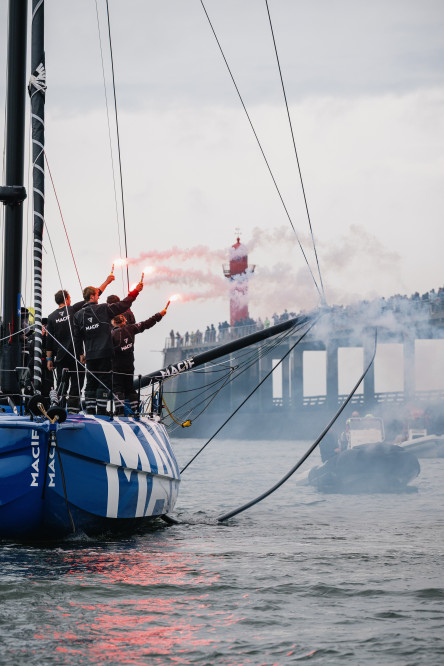 Arrivée du premier IMOCA, MACIF Prévoyance, grand gagnant de la Course des Caps Boulogne sur Mer Banque Populaire du Nord 2025.
