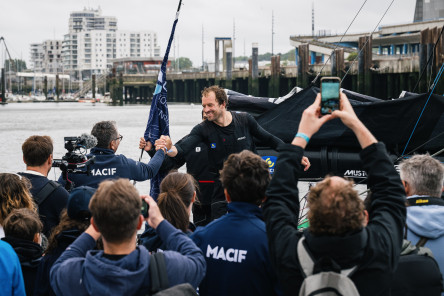 Arrivée du premier IMOCA, MACIF Prévoyance, grand gagnant de la Course des Caps Boulogne sur Mer Banque Populaire du Nord 2025.