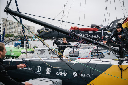 Arrivée du quatrième IMOCA, Malizia, sur la Course des Caps Boulogne sur Mer Banque Populaire du Nord 2025.