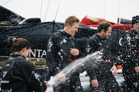 Arrivée du quatrième IMOCA, Malizia, sur la Course des Caps Boulogne sur Mer Banque Populaire du Nord 2025.