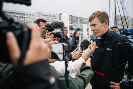 Arrivée du quatrième IMOCA, Malizia, sur la Course des Caps Boulogne sur Mer Banque Populaire du Nord 2025.