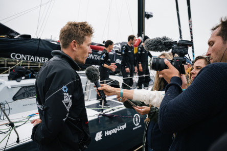 Arrivée du quatrième IMOCA, Malizia, sur la Course des Caps Boulogne sur Mer Banque Populaire du Nord 2025.