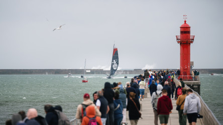 Arrivée du deuxième IMOCA, Petit Prince Queguiner, second de la Course des Caps Boulogne sur Mer Banque Populaire du Nord 2025.