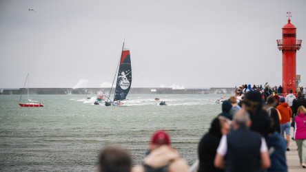 Arrivée du deuxième IMOCA, Petit Prince Queguiner, second de la Course des Caps Boulogne sur Mer Banque Populaire du Nord 2025.