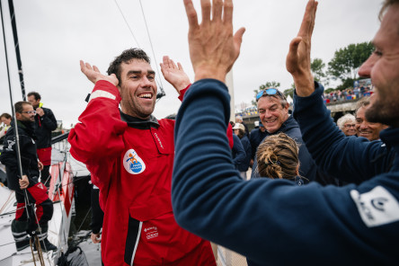 Arrivée du deuxième IMOCA, Petit Prince Queguiner, second de la Course des Caps Boulogne sur Mer Banque Populaire du Nord 2025.