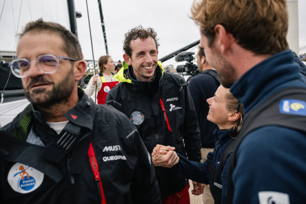 Arrivée du deuxième IMOCA, Petit Prince Queguiner, second de la Course des Caps Boulogne sur Mer Banque Populaire du Nord 2025.