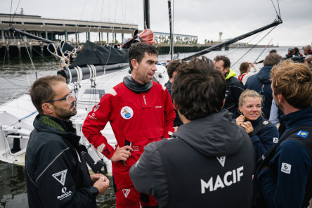Arrivée du deuxième IMOCA, Petit Prince Queguiner, second de la Course des Caps Boulogne sur Mer Banque Populaire du Nord 2025.