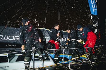 Arrivée de l'IMOCA TeamWork.net Team SNEF, sixième de la Course des Caps Boulogne sur Mer Banque Populaire du Nord 2025.